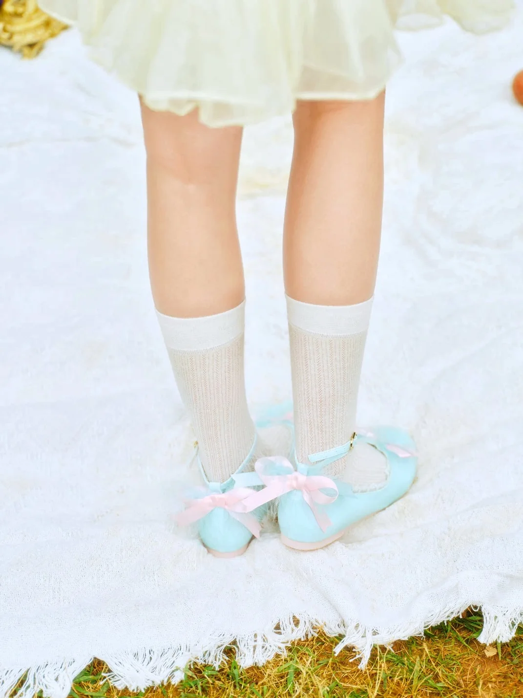 Concept Neun | Round Toe Bow Feather Ballet Flats
