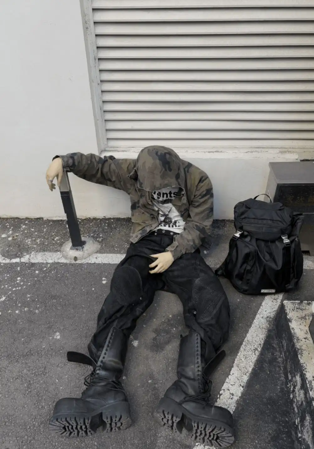GOJOYJINNI丨Armor Patch Distressed Biker Jeans