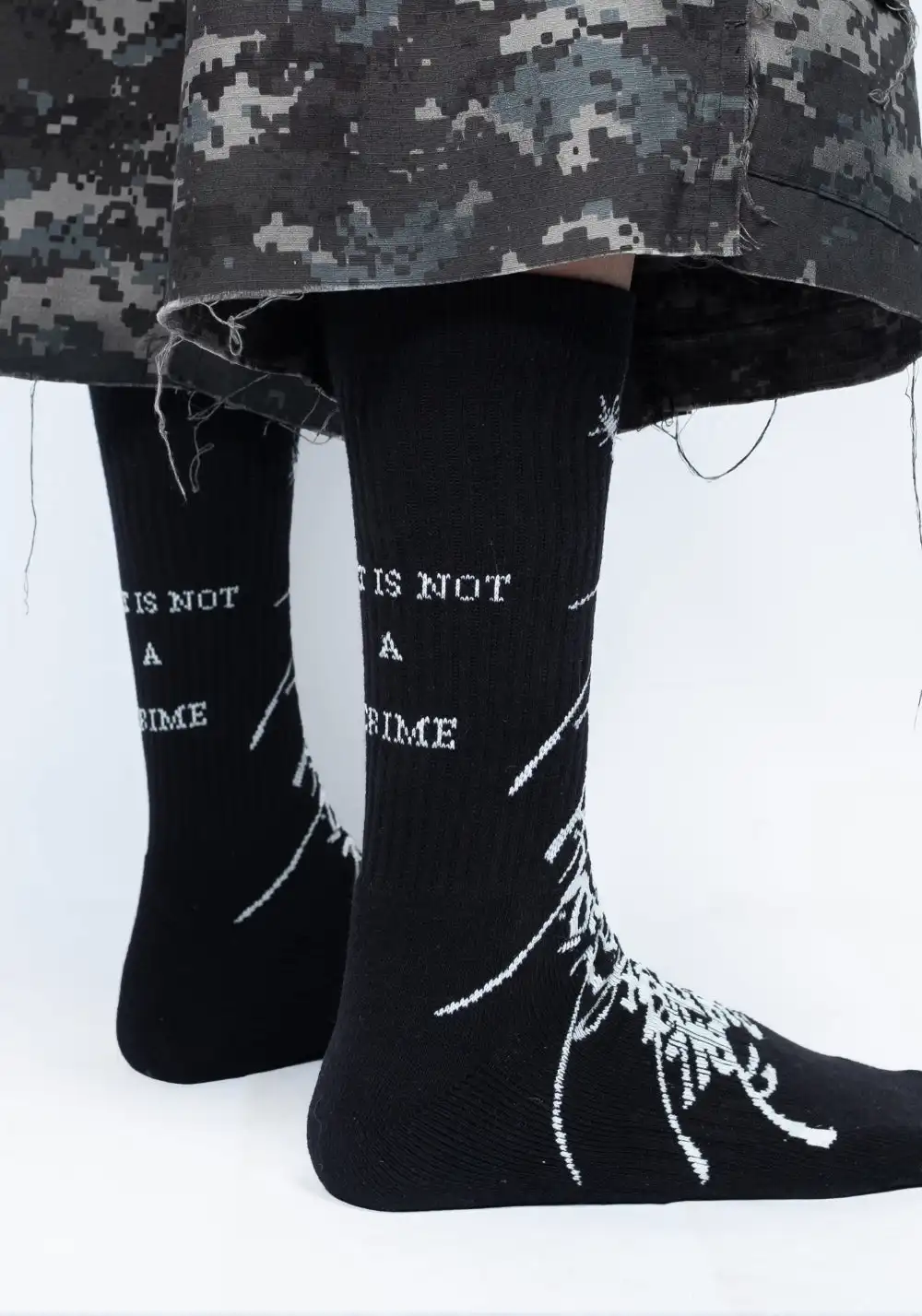 FVVO丨“ ART IS NOT A CRIME ” SOCKS-Black