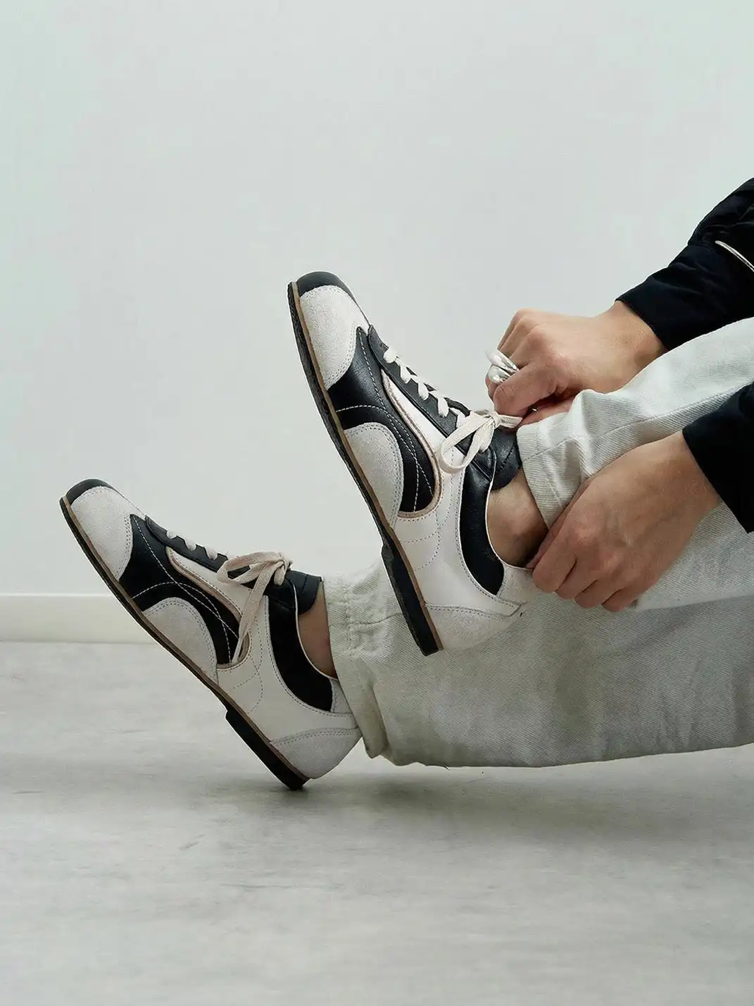 BellaLily丨Leather-Paneled Minimalist Training Shoes-Black&Apricot