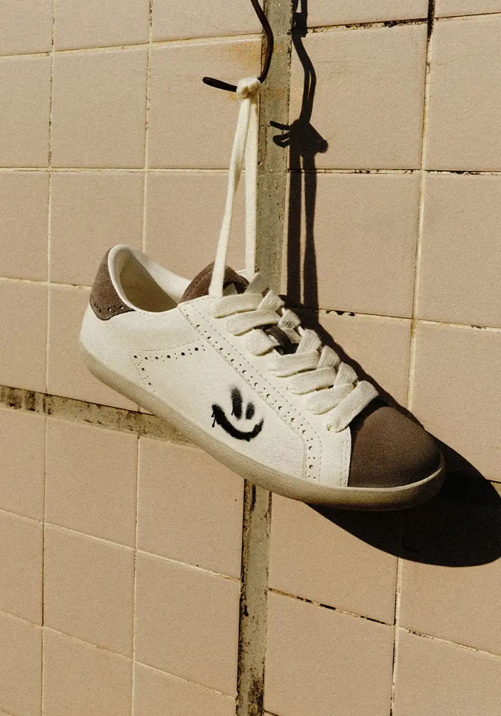 LeStream | Distressed Smile Casual Sneakers