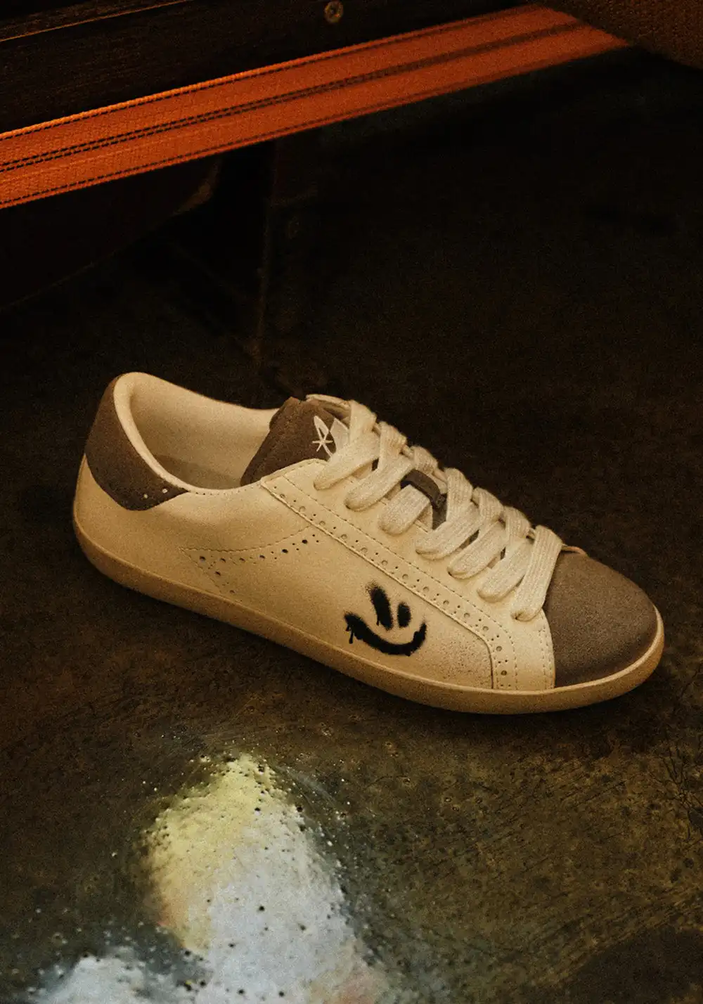LeStream | Distressed Smile Casual Sneakers