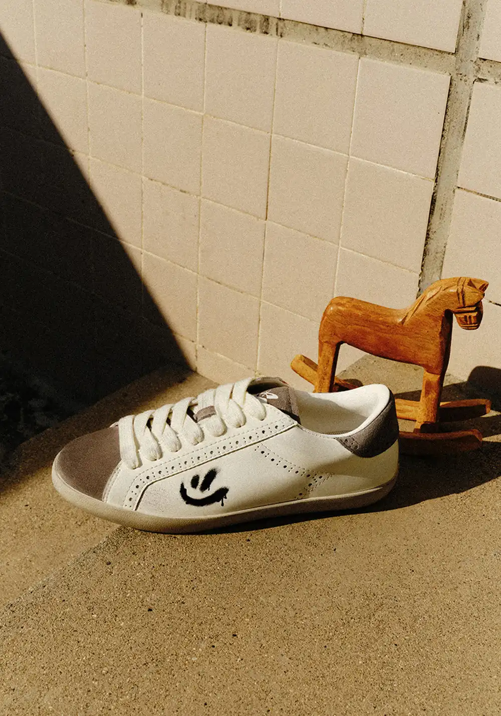 LeStream | Distressed Smile Casual Sneakers