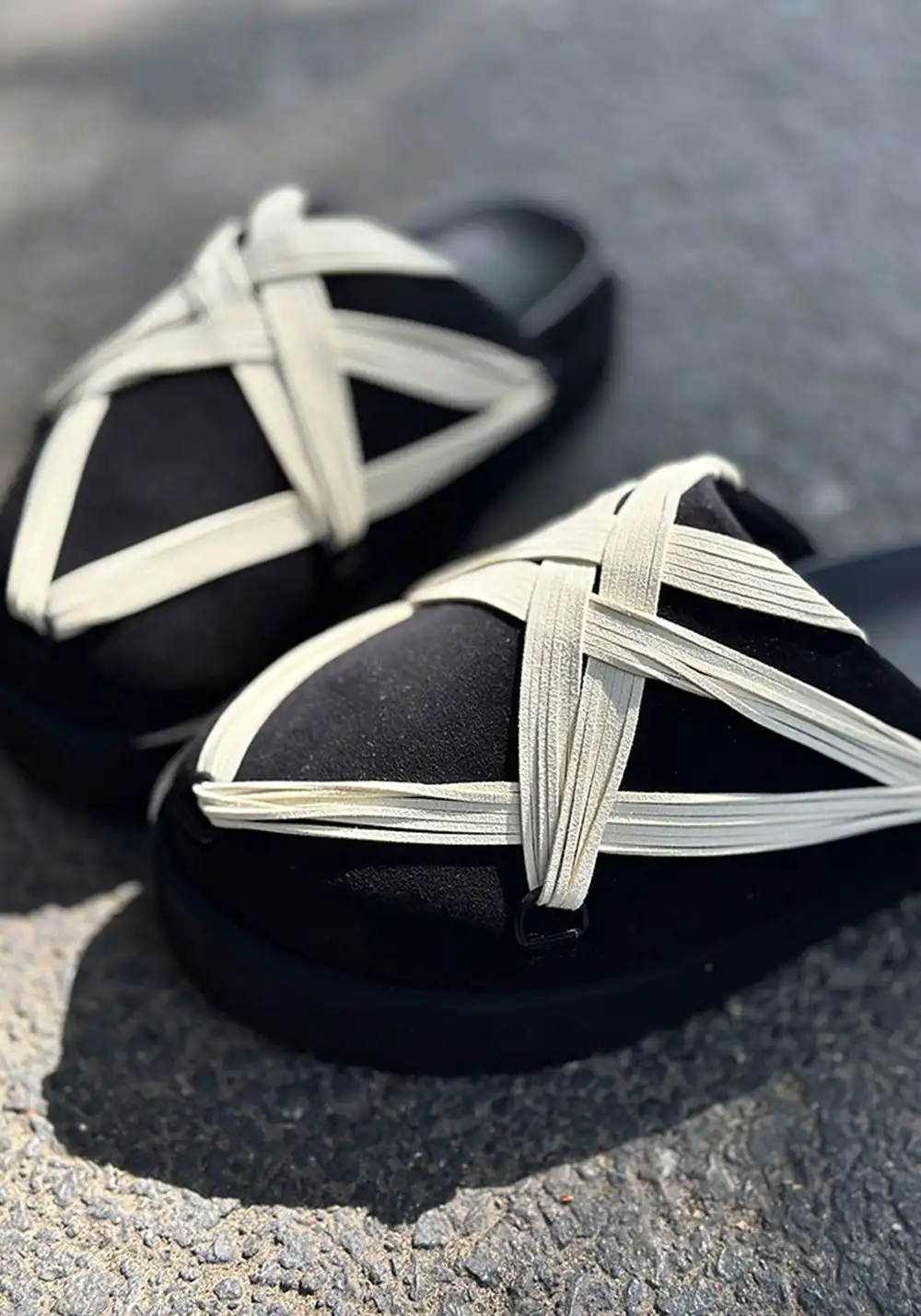 LeStream | Black Strapped Platform Slides 