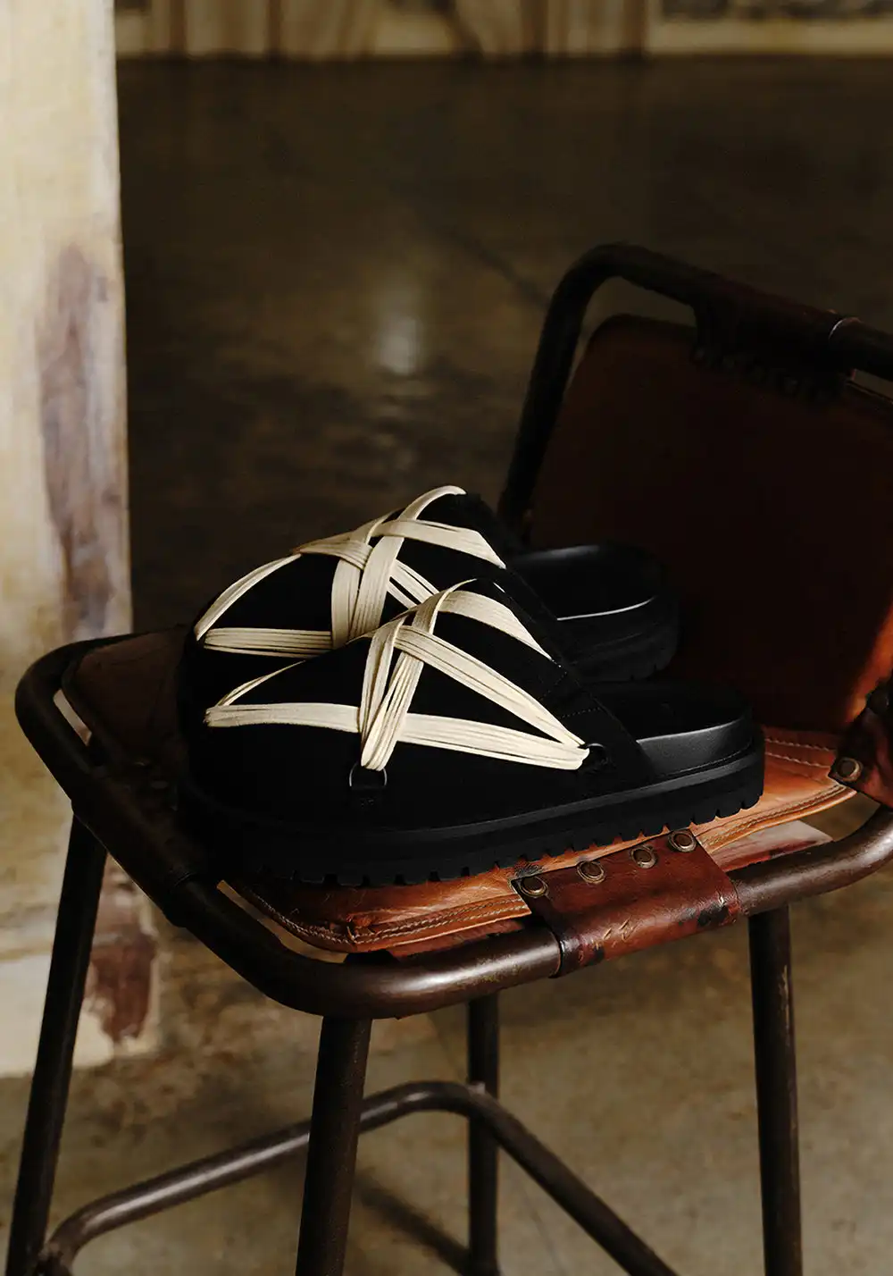 LeStream | Black Strapped Platform Slides 