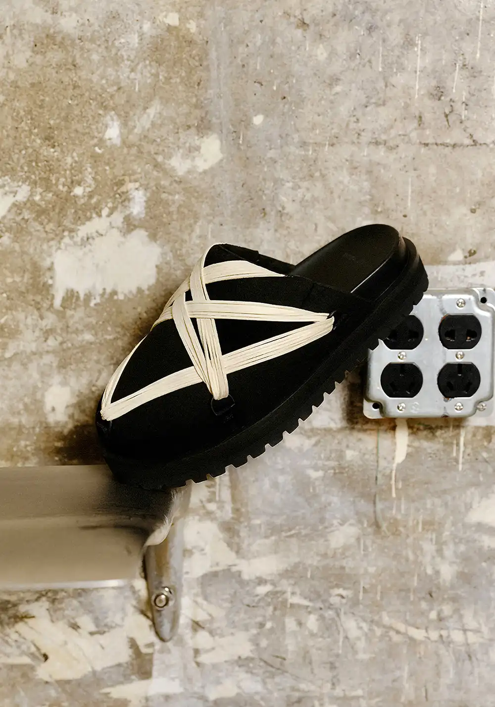 LeStream | Black Strapped Platform Slides 