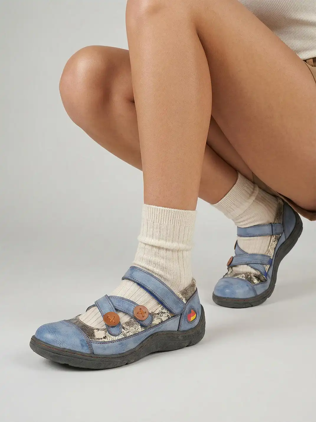 TMA EYES | Cross Strap Button Flat Leather Shoes