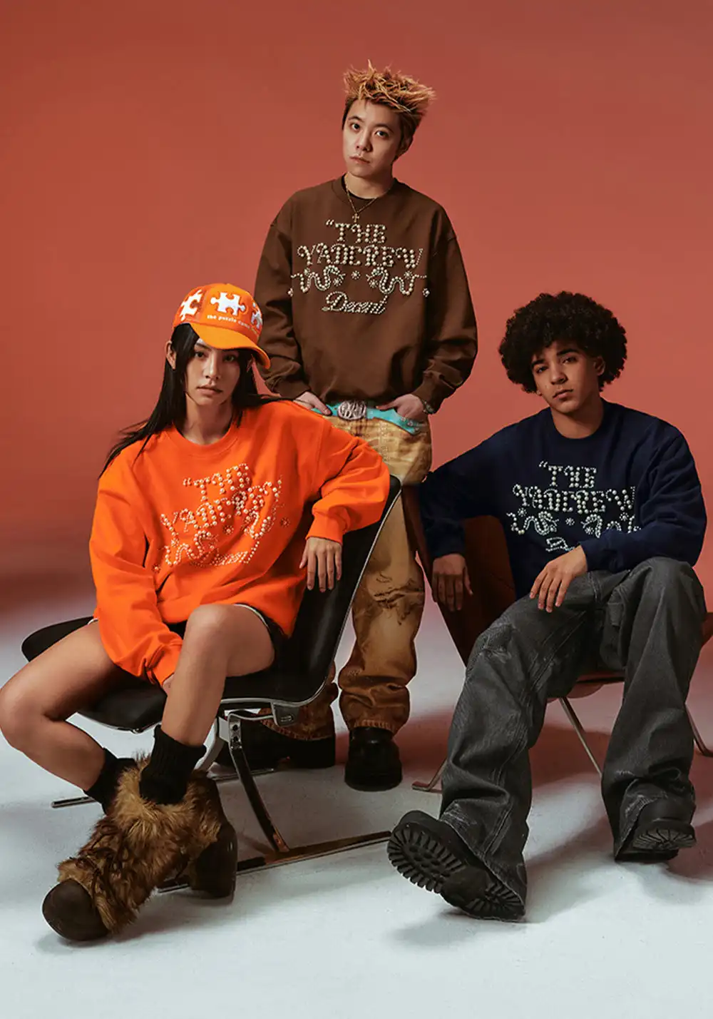 YADcrew丨Pearl Text Snake Shadow Typography Sweatshirt