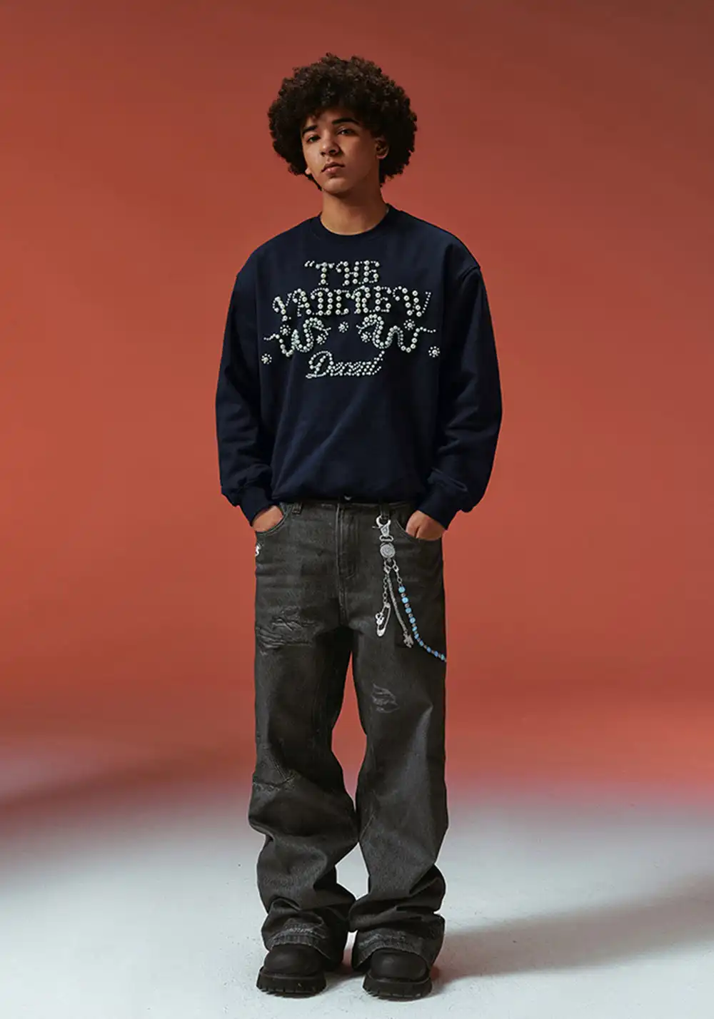 YADcrew丨Pearl Text Snake Shadow Typography Sweatshirt
