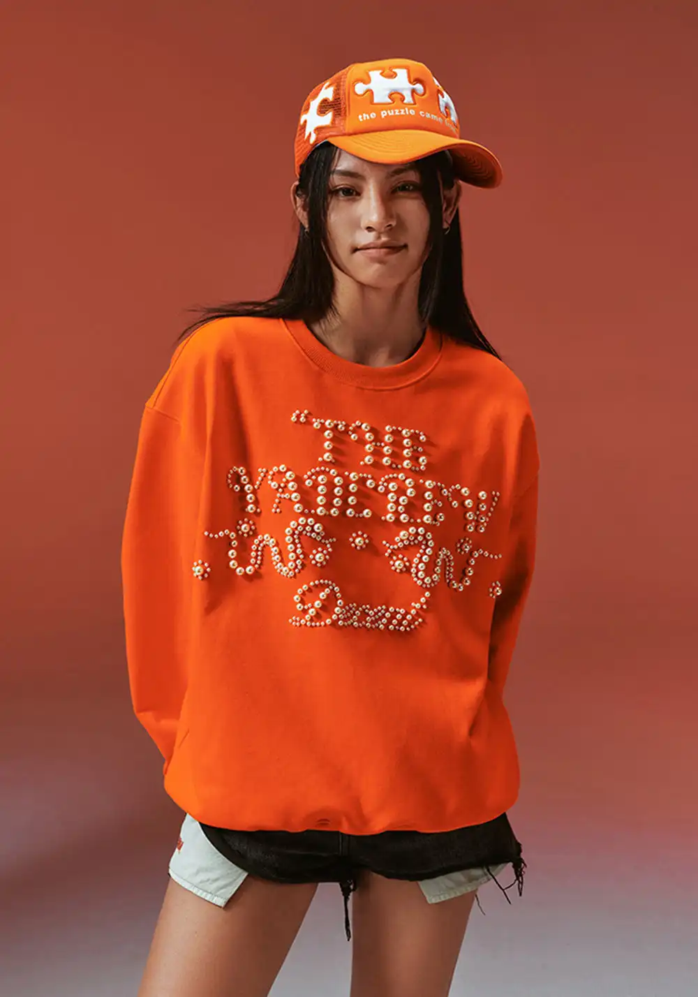 YADcrew丨Pearl Text Snake Shadow Typography Sweatshirt