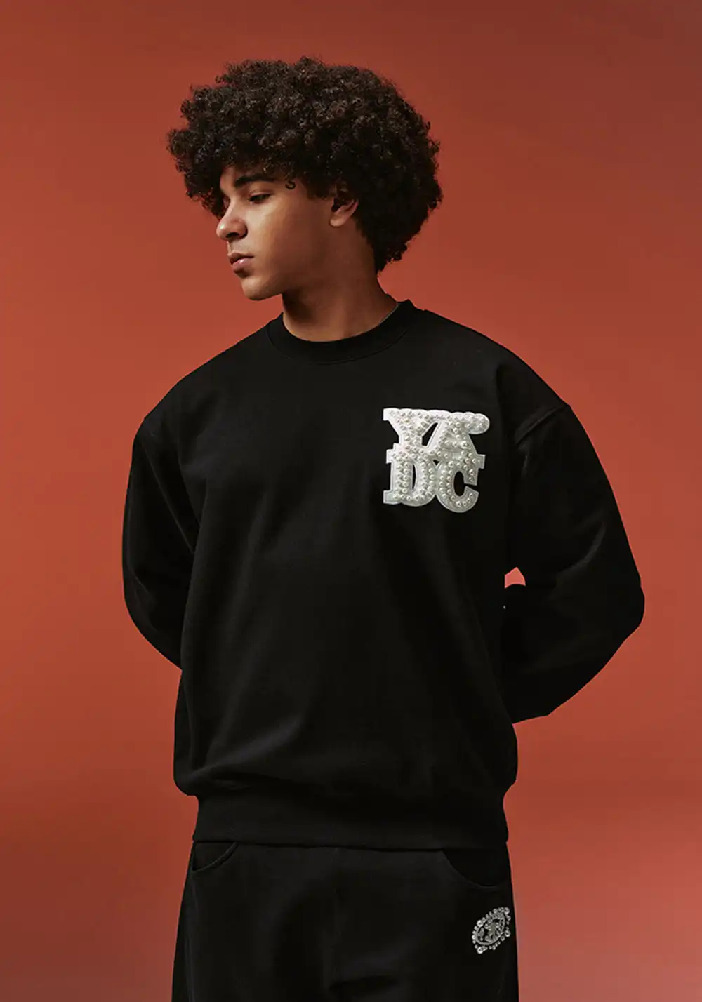 YADcrew丨Pearl Appliqué Basic Crew Neck Sweatshirt