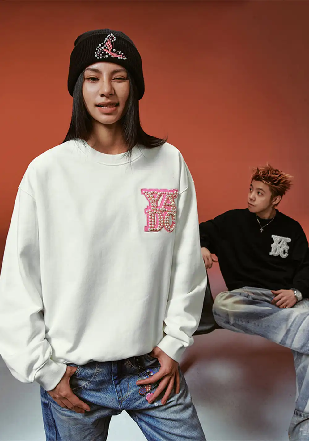YADcrew丨Pearl Appliqué Basic Crew Neck Sweatshirt