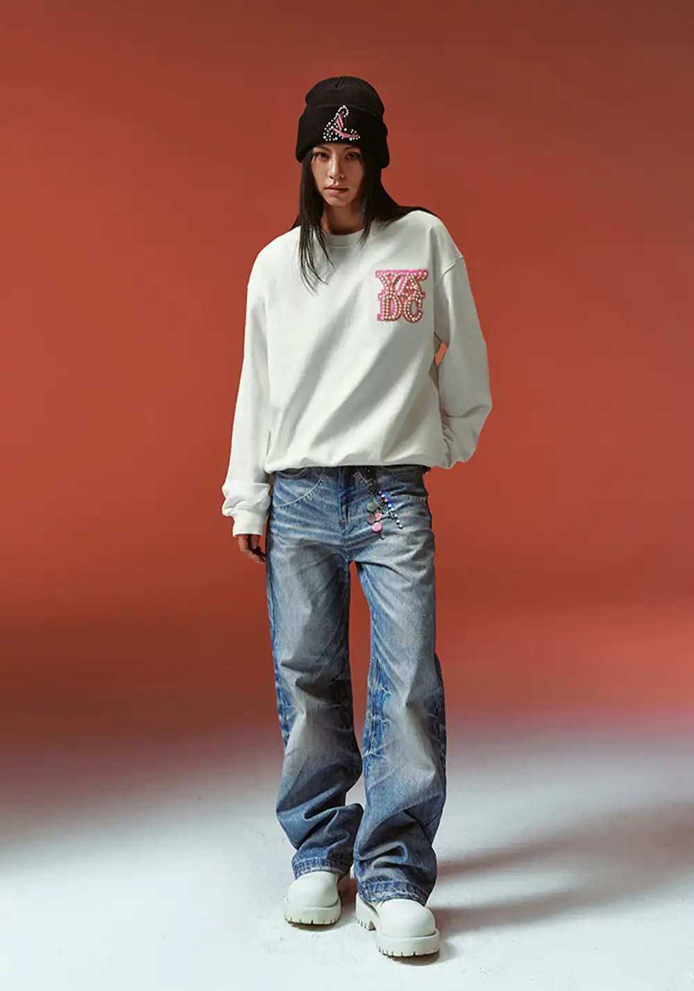 YADcrew丨Pearl Appliqué Basic Crew Neck Sweatshirt