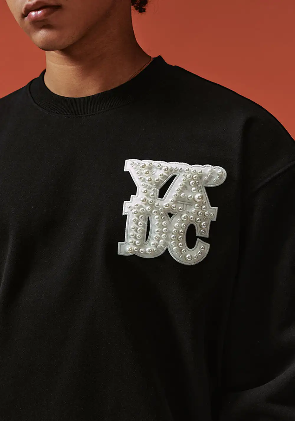 YADcrew丨Pearl Appliqué Basic Crew Neck Sweatshirt