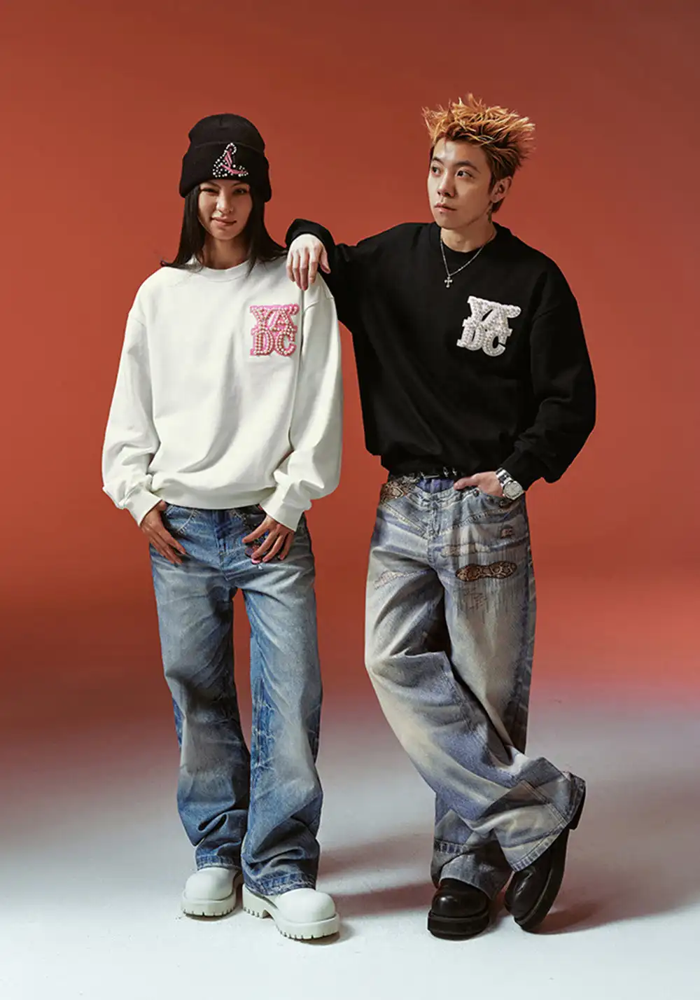 YADcrew丨Pearl Appliqué Basic Crew Neck Sweatshirt