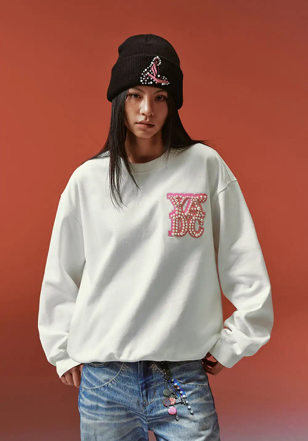 YADcrew丨Pearl Appliqué Basic Crew Neck Sweatshirt