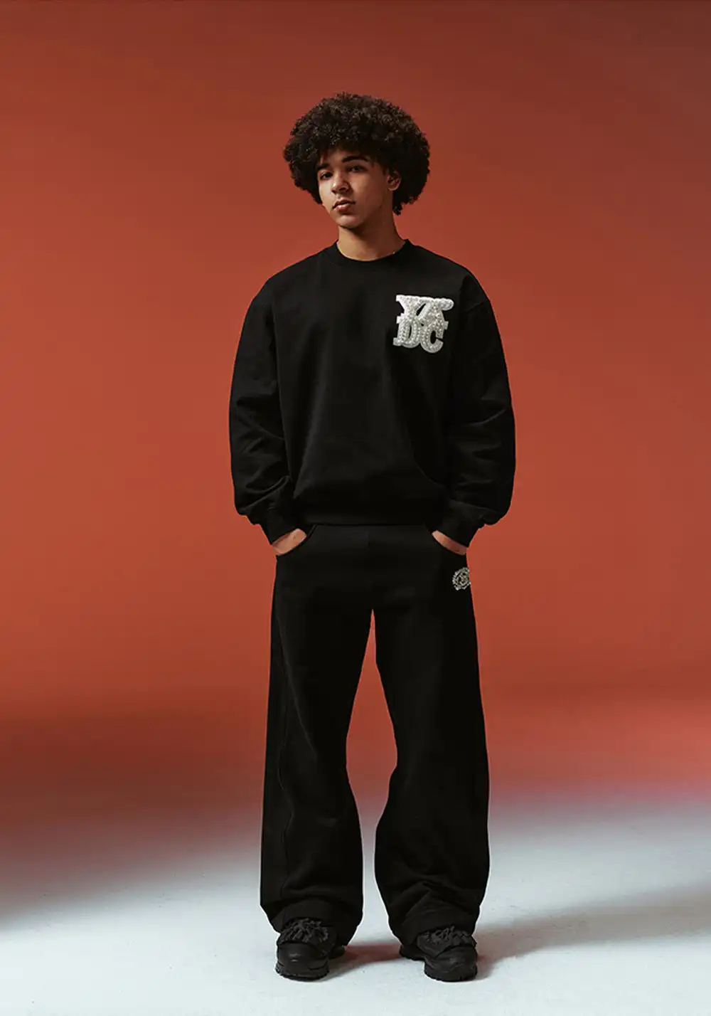 YADcrew丨Pearl Appliqué Basic Crew Neck Sweatshirt