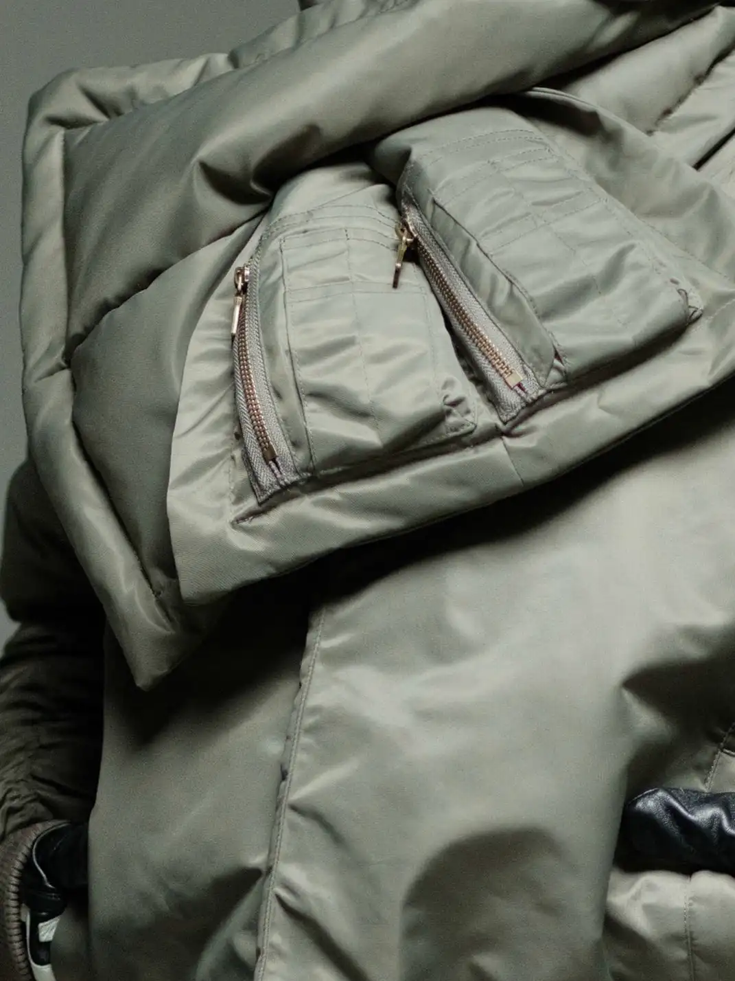 6CRAYON | Thermal Torque Bomber Jacket With Removable Scarf