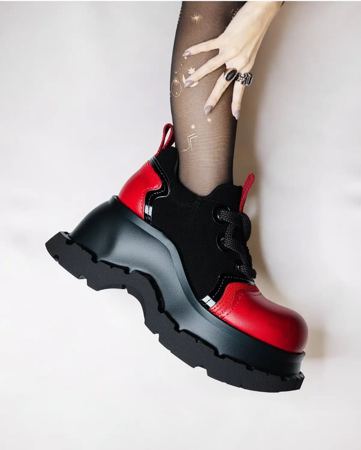 NEXT IMPULSIVE丨"Nocturne Frontier" Contrast Color Lace-up Shoes