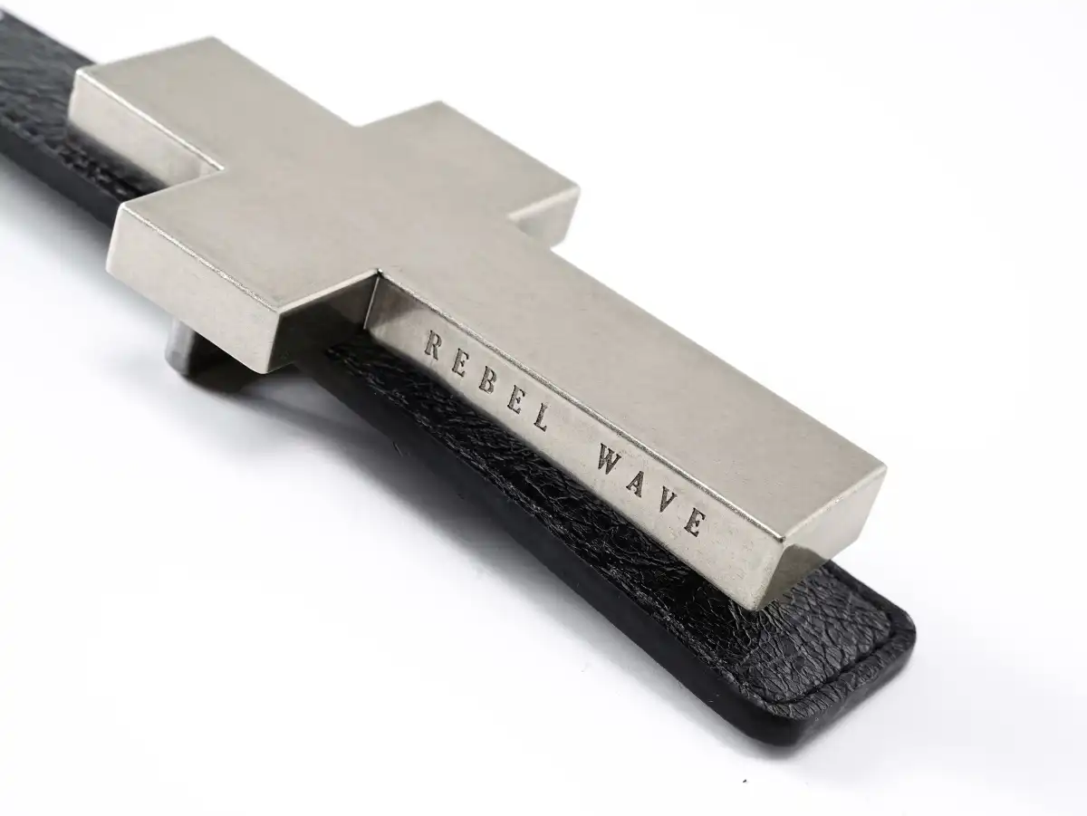 REBEL WAVE | "╋" Cracked Leather Rivet Belt