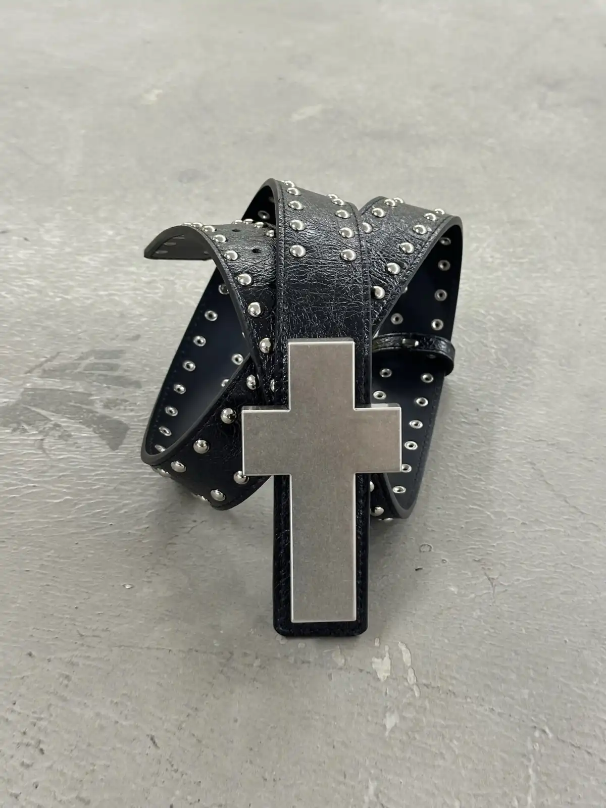 REBEL WAVE | "╋" Cracked Leather Rivet Belt
