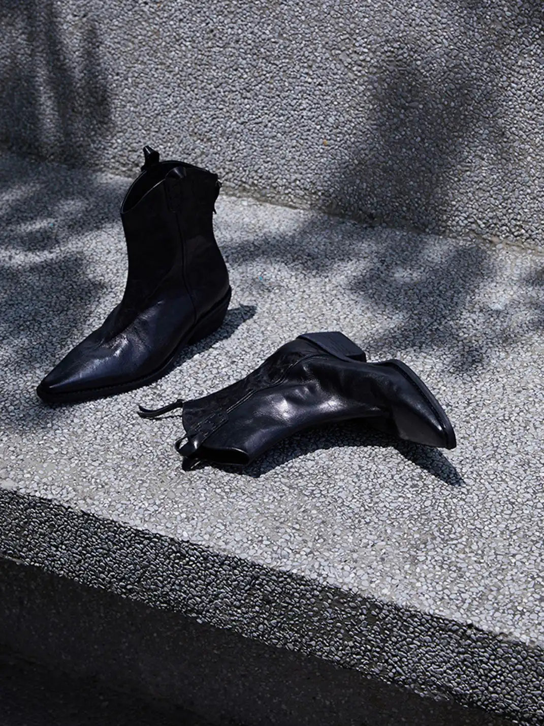 Le' Murmure | Textured Buffalo Leather V-Cut Ankle Boots
