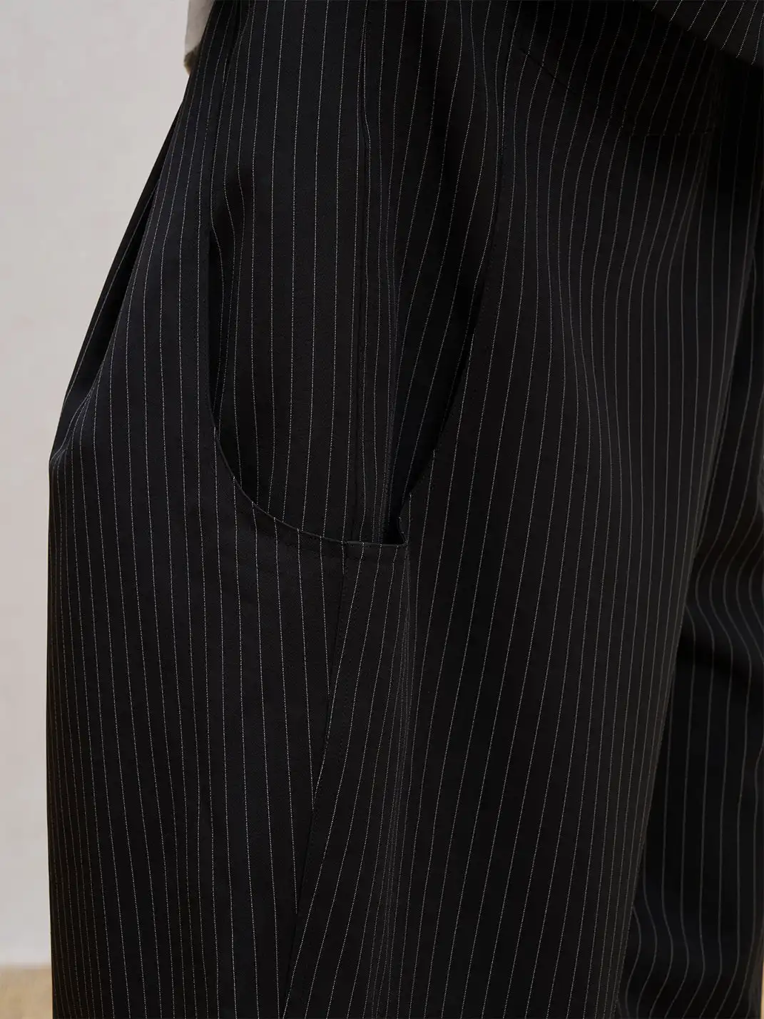 UNLIMITED MOTE | Solid Color Striped Trousers