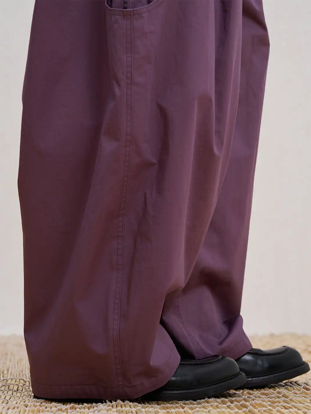 UNLIMITED MOTE | Solid Color Striped Trousers
