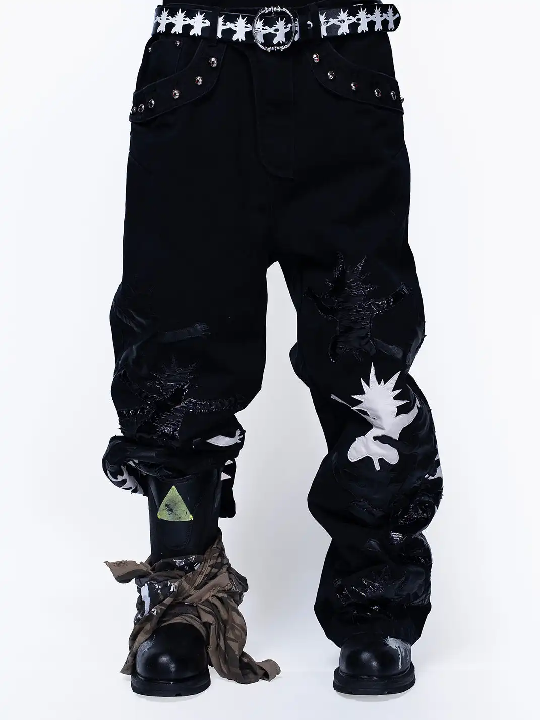 FVVO | Embroidered Signature Jeans