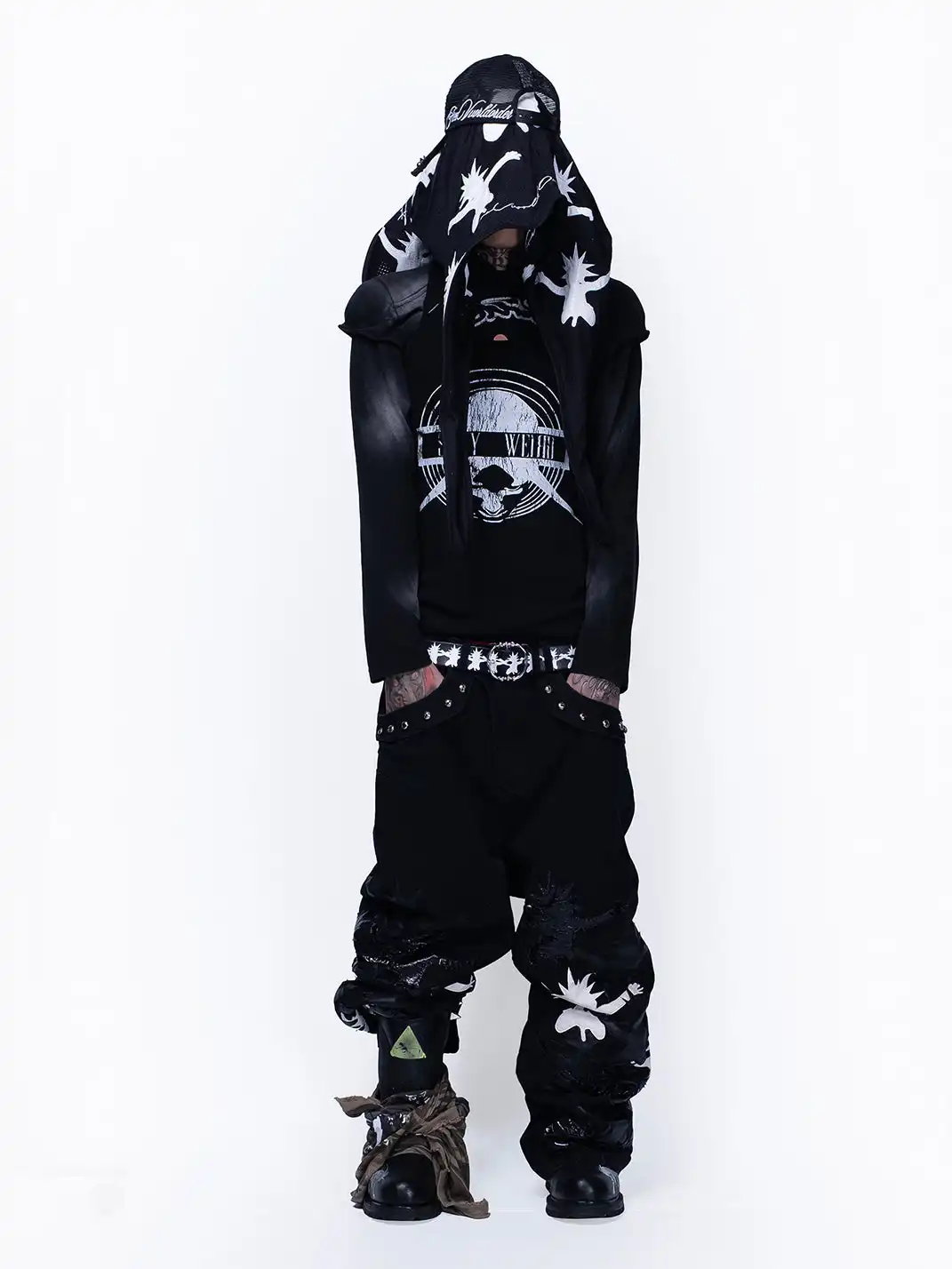 FVVO | Embroidered Signature Jeans