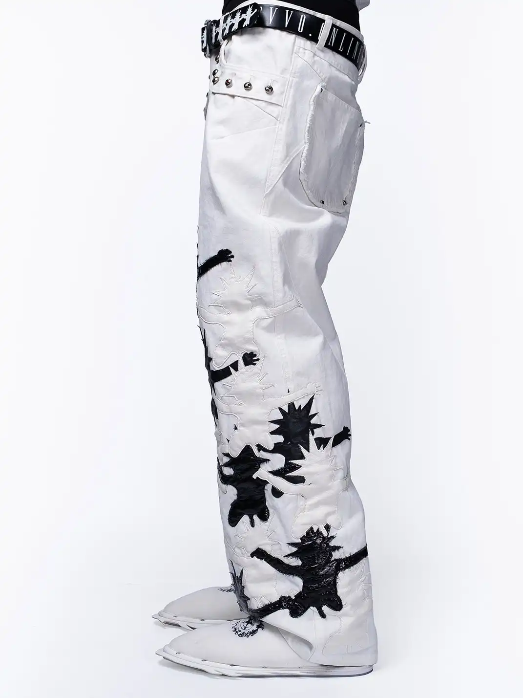 FVVO | Embroidered Signature Jeans