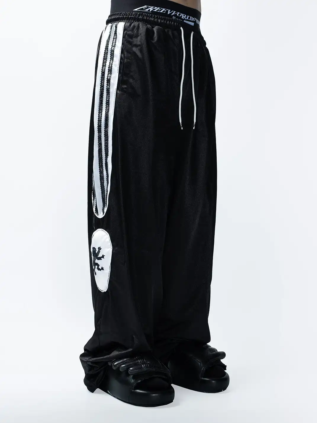 FVVO | Wolf Print Embroidered Sweatpants