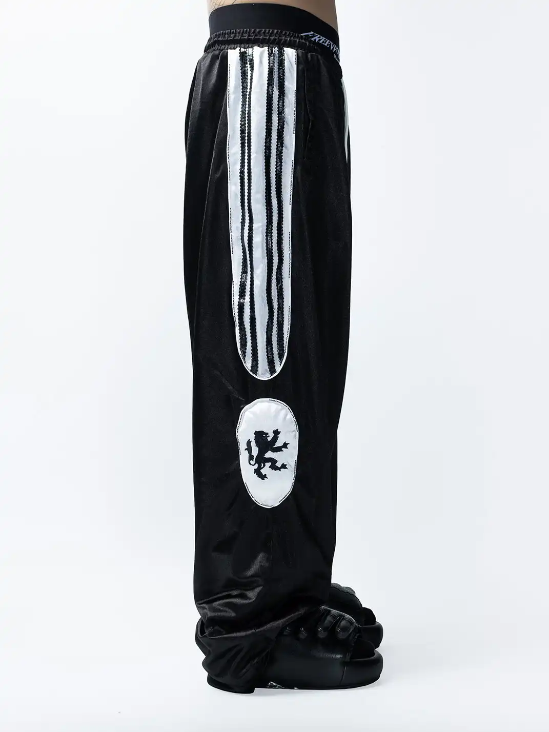 FVVO | Wolf Print Embroidered Sweatpants