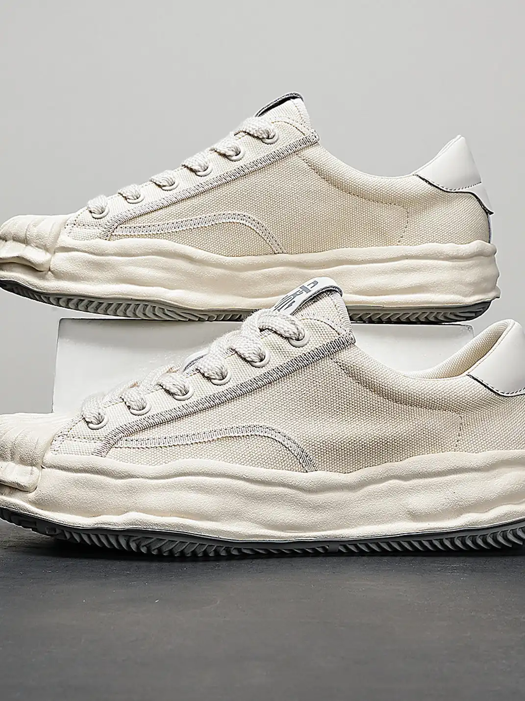 TRUMPPIPE | White Canvas Platform Low-Top Sneakers