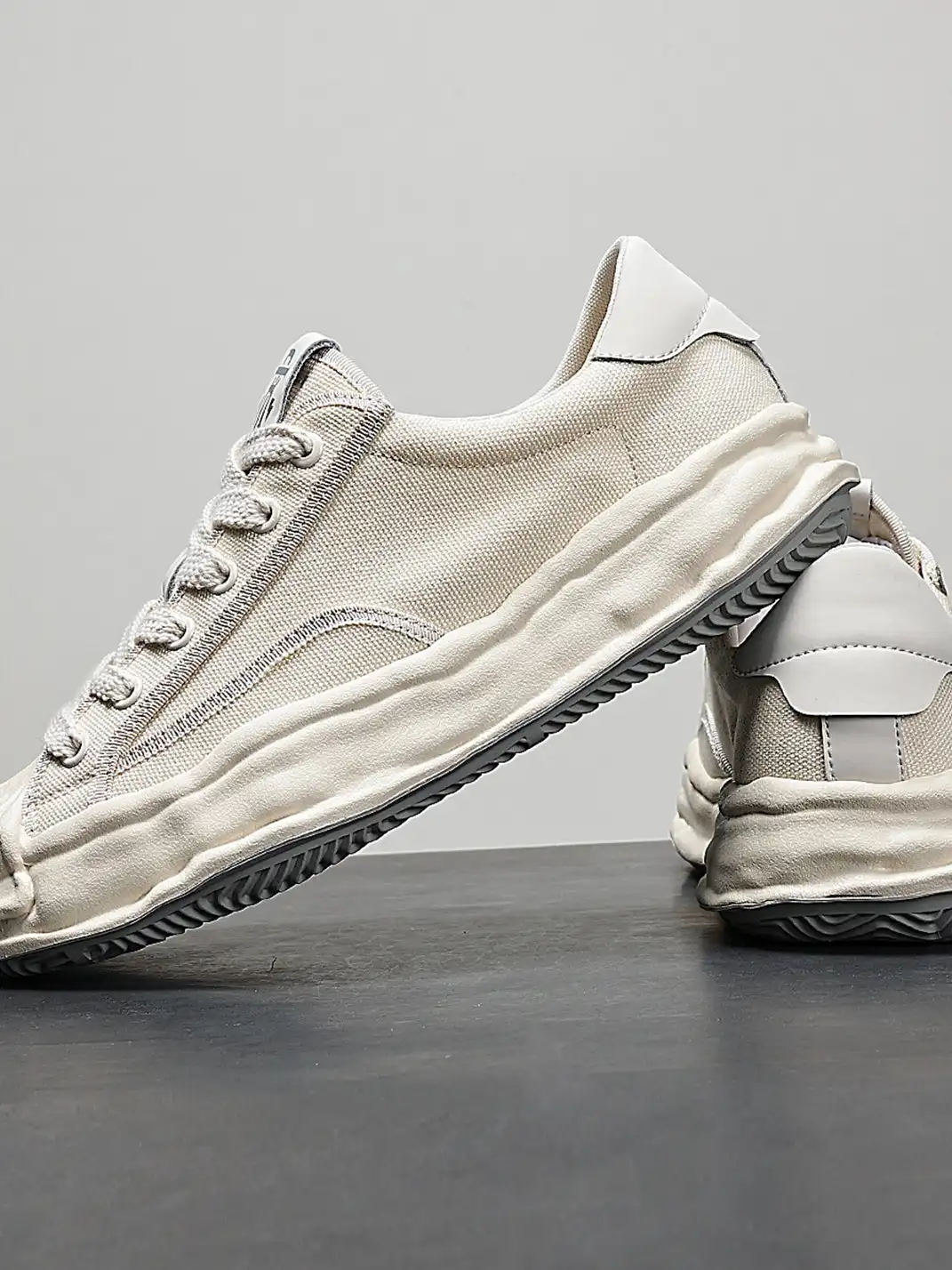 TRUMPPIPE | White Canvas Platform Low-Top Sneakers