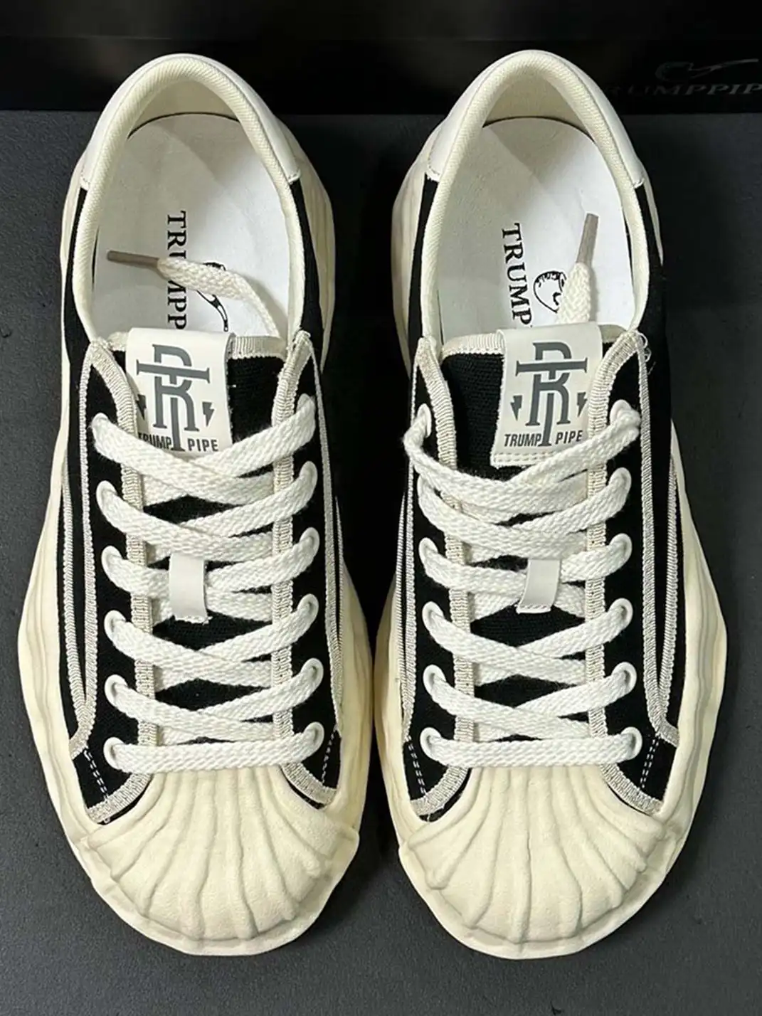 TRUMPPIPE | Black Canvas Platform Low-Top Sneakers