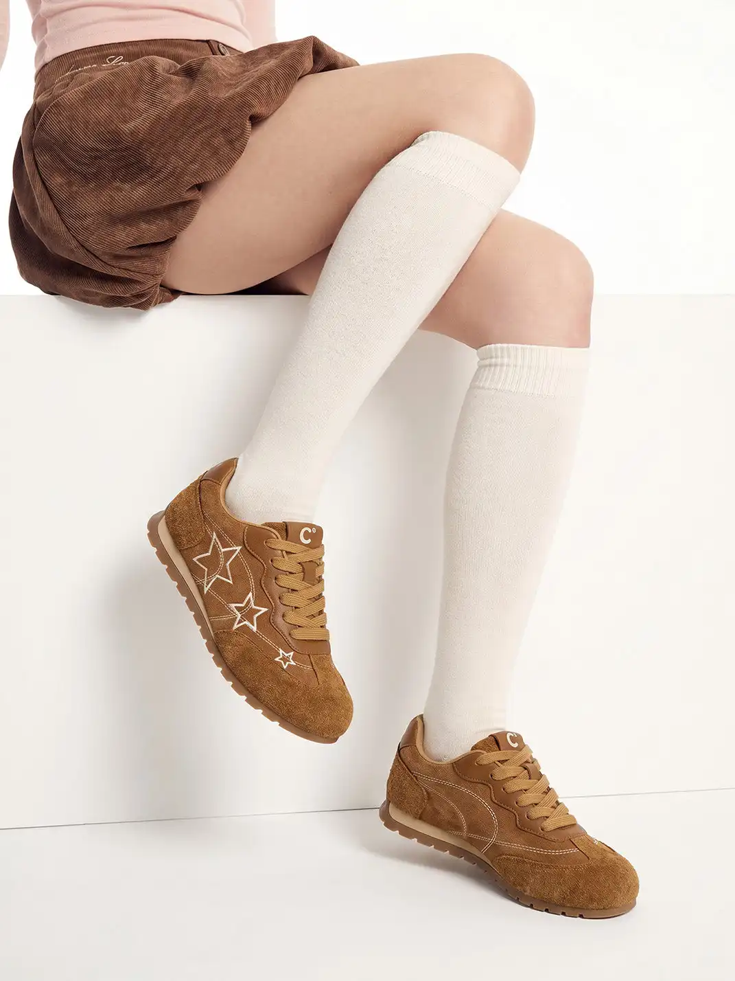 C.BANNER | Camel Star Embroidered Low-Top Sneakers
