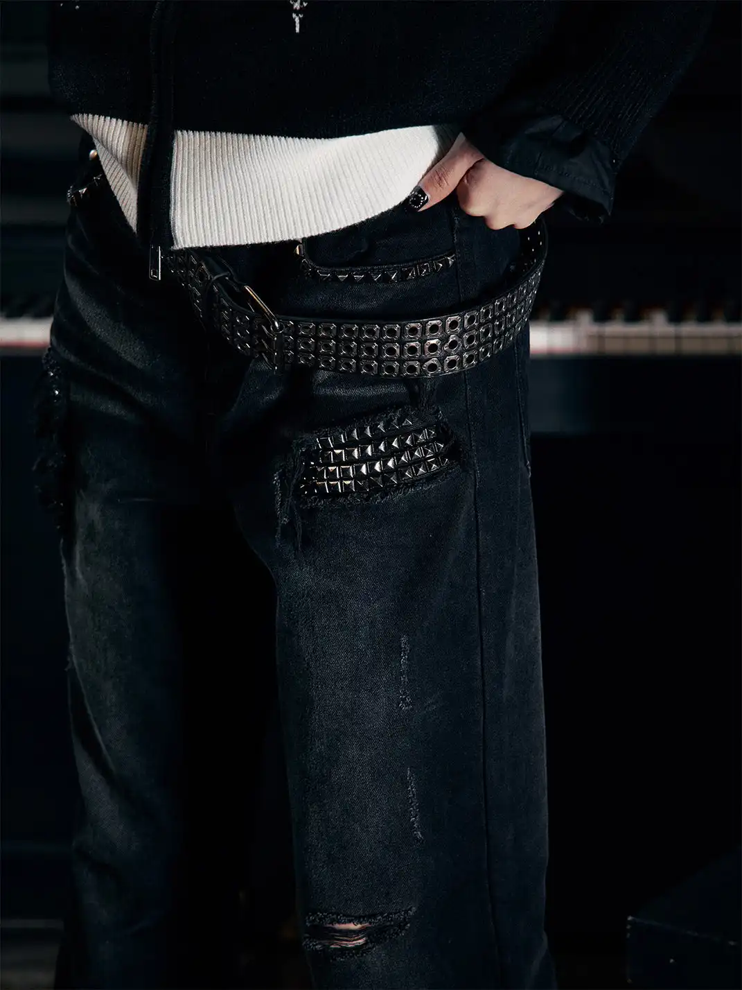 PAIKI | Riveted Ripped Washed Jeans