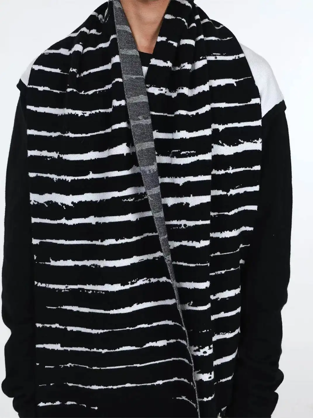 DETW | Striped Distressed Thorn Tassel Scarf