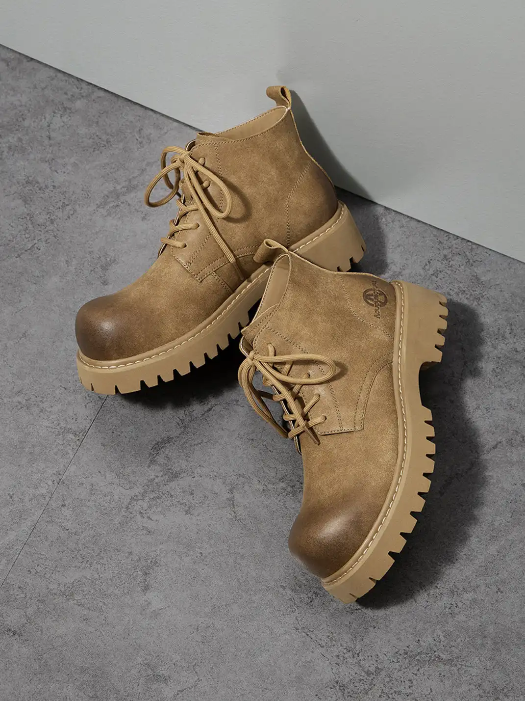 ACUPUNCTURE | Classic Upturned Toe Lace-Up Martin Boots