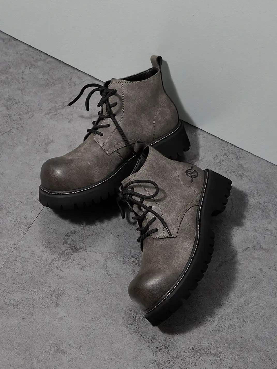 ACUPUNCTURE | Classic Upturned Toe Lace-Up Martin Boots