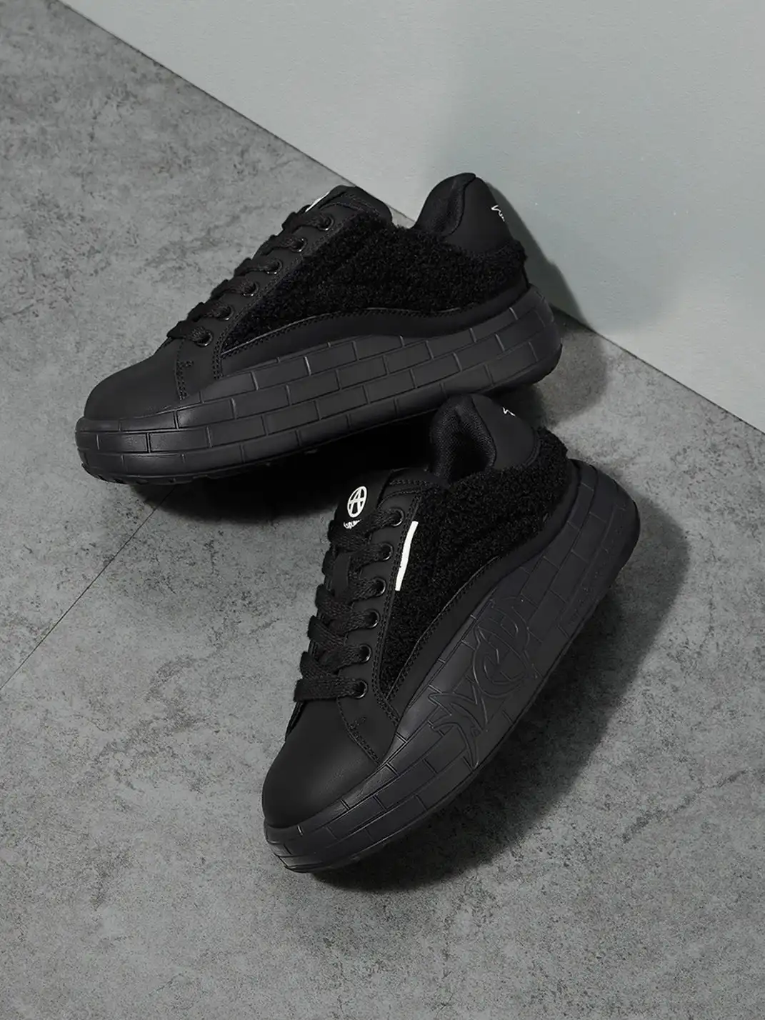 ACUPUNCTURE | Fleece Panel Thick Sole Sneakers