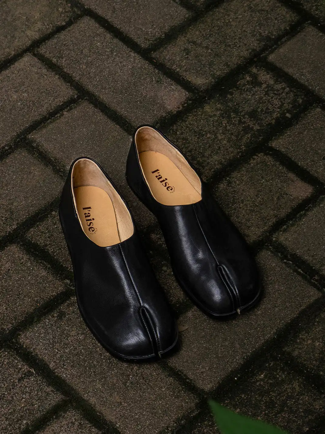 L'aise | Vegetable-Tanned Sheepskin Tabi Shoes