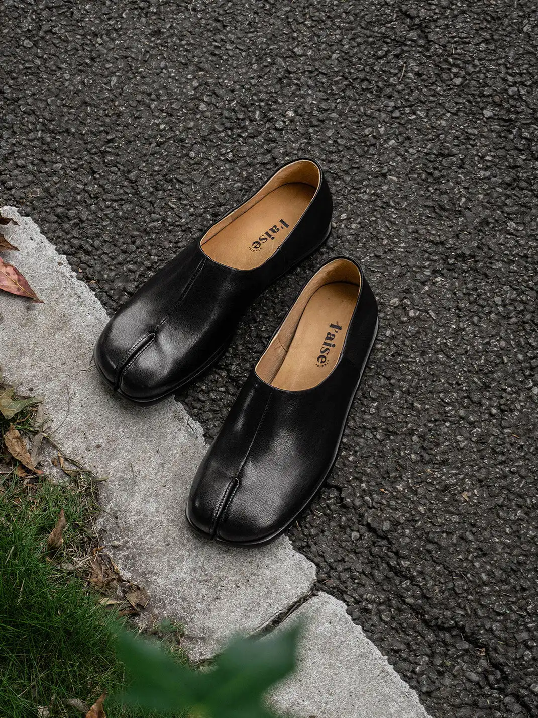 L'aise | Vegetable-Tanned Sheepskin Tabi Shoes