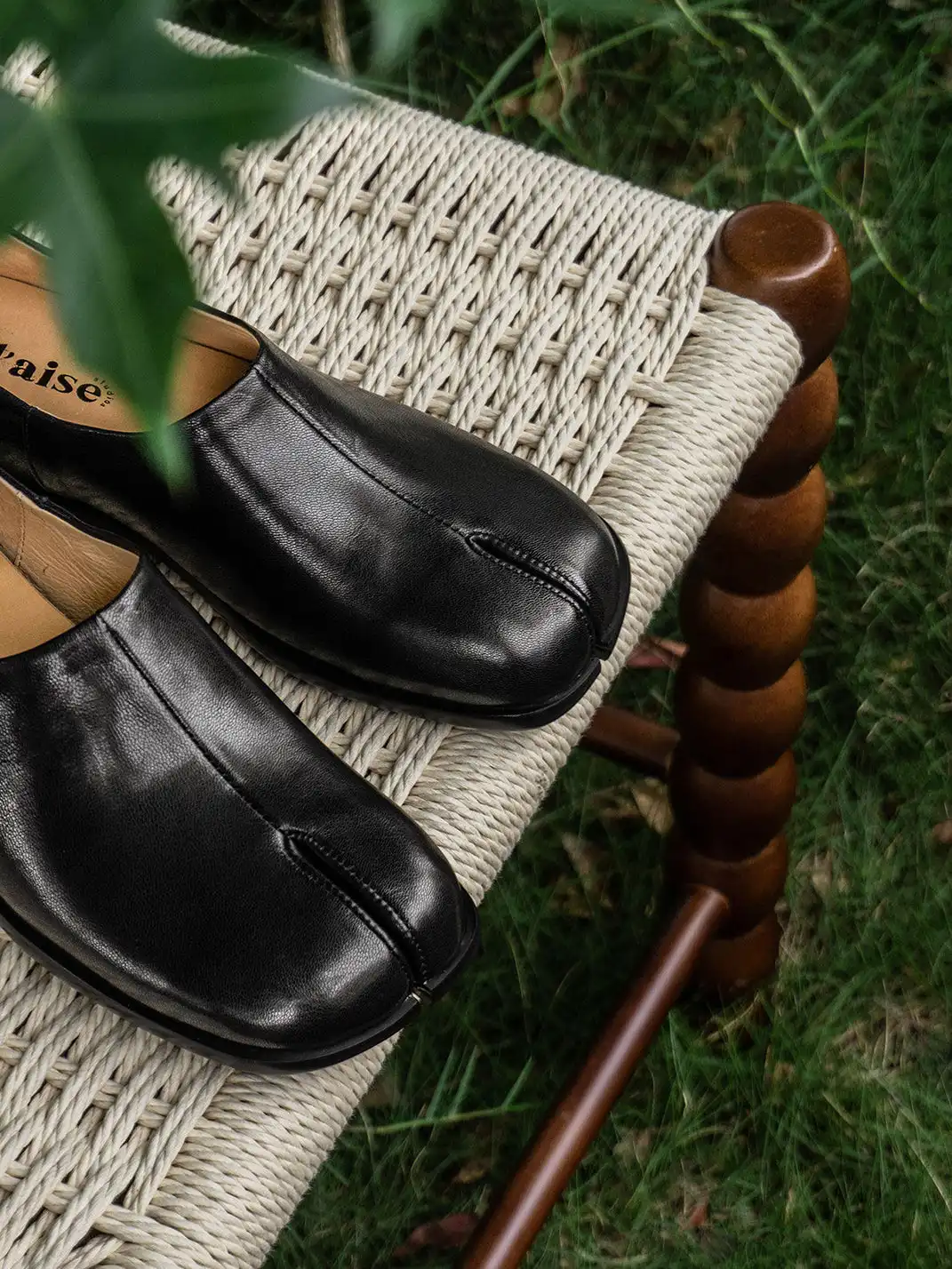 L'aise | Vegetable-Tanned Sheepskin Tabi Shoes