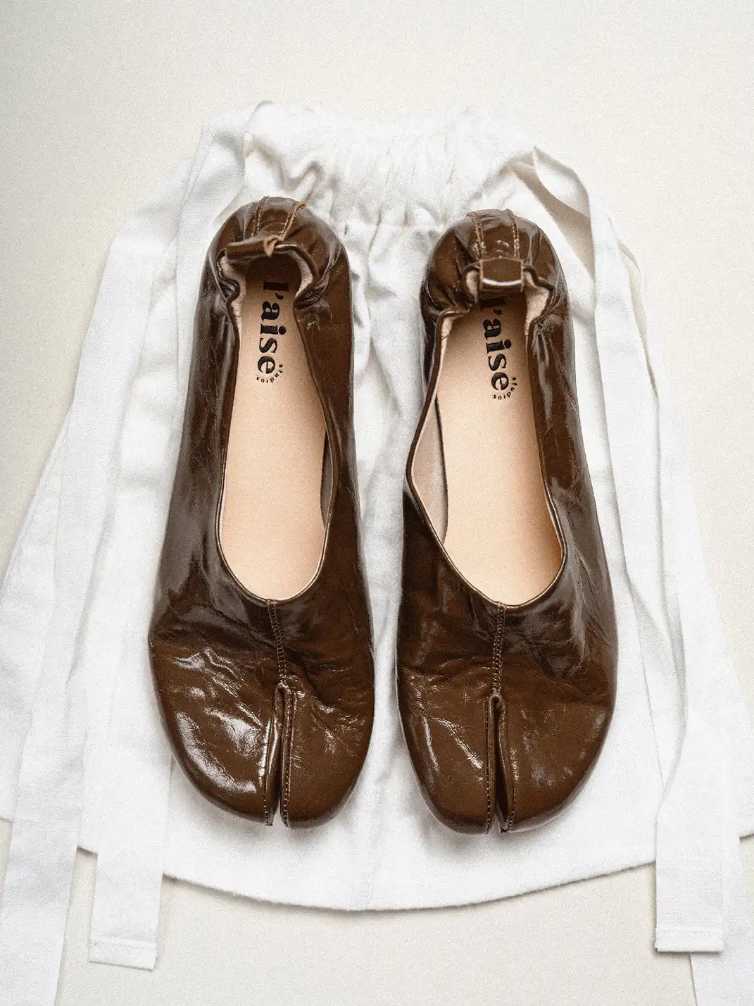 L'aise | Wrinkled Patent Leather Retro Tabi Shoes-Brown