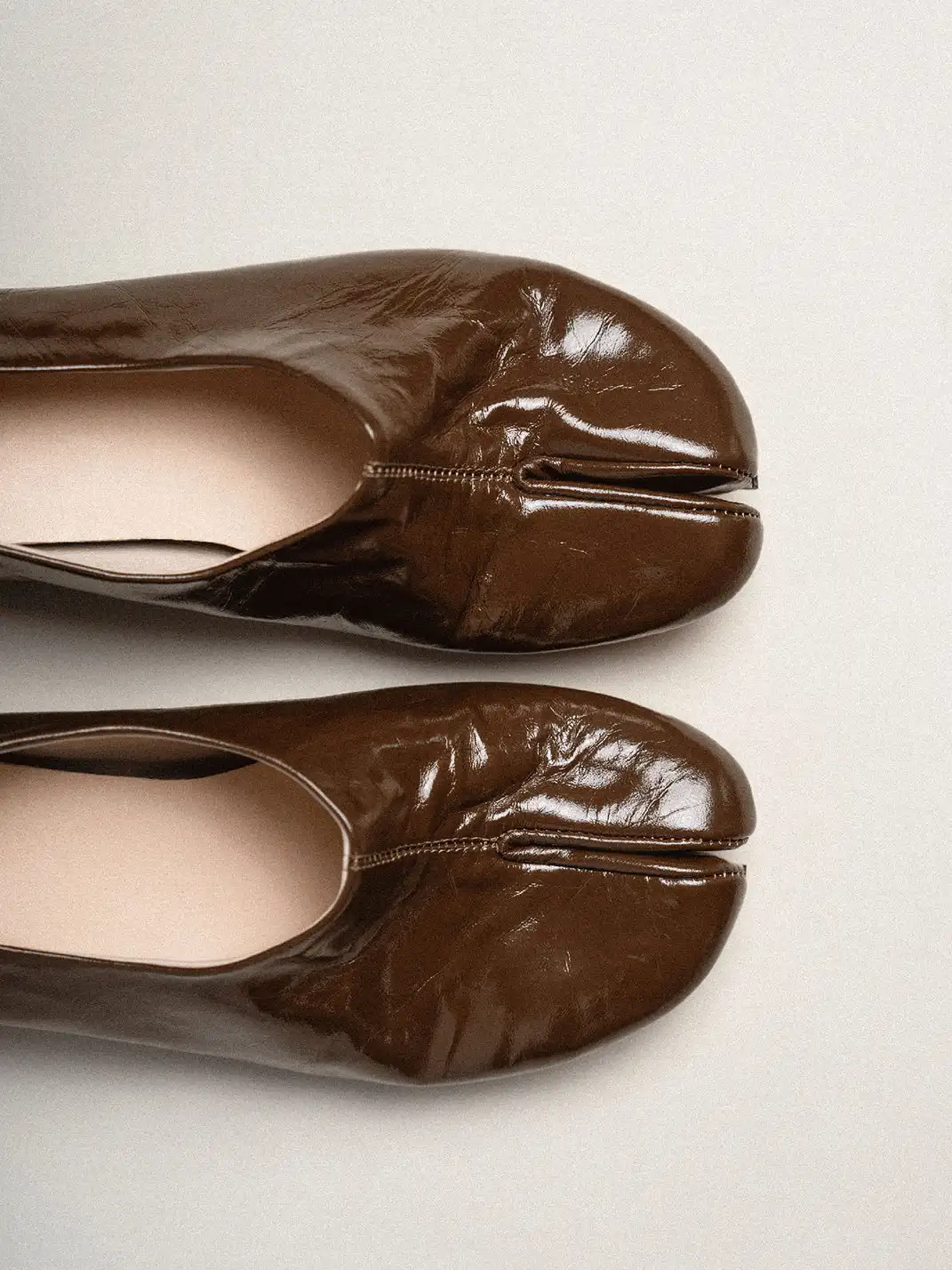 L'aise | Wrinkled Patent Leather Retro Tabi Shoes-Brown