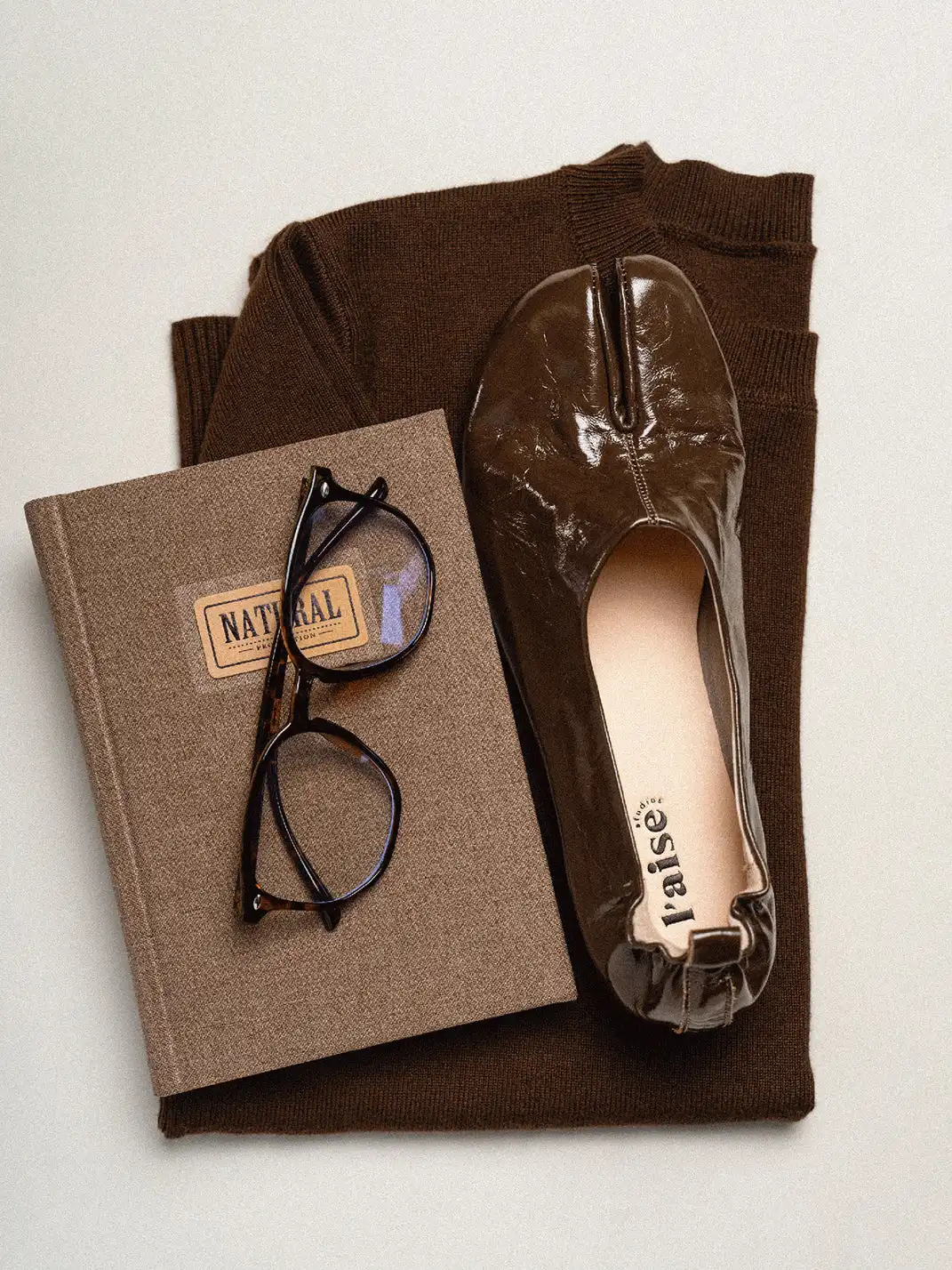 L'aise | Wrinkled Patent Leather Retro Tabi Shoes-Brown