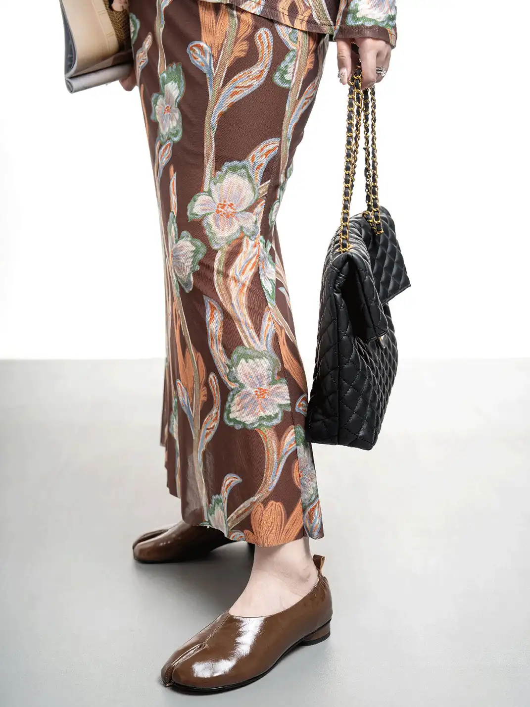L'aise | Wrinkled Patent Leather Retro Tabi Shoes-Brown