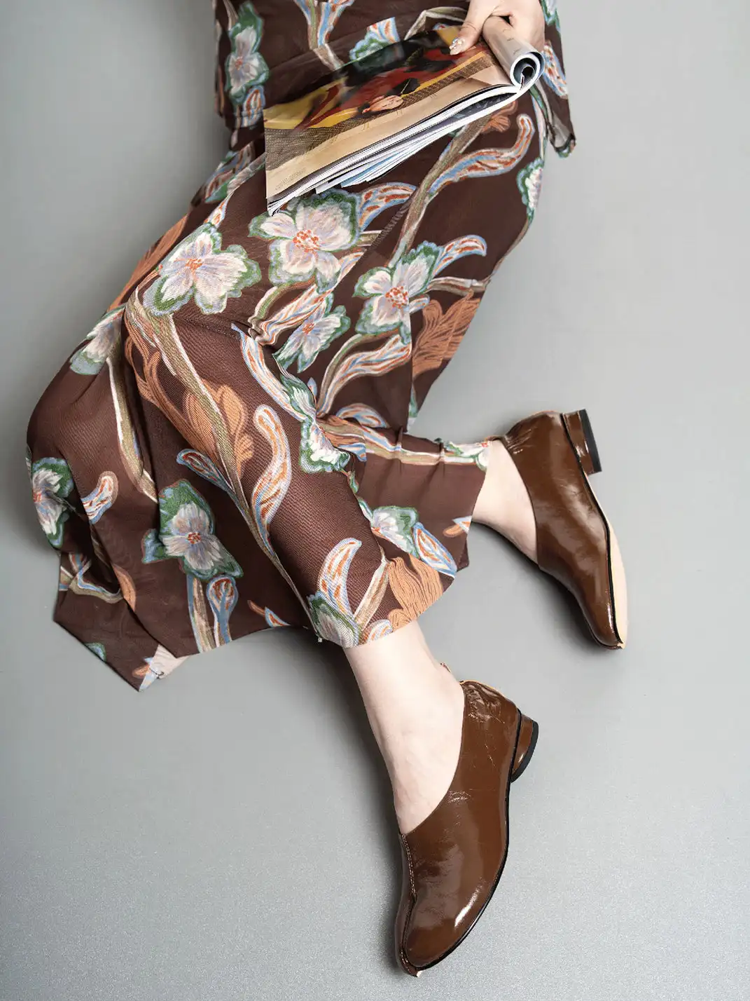 L'aise | Wrinkled Patent Leather Retro Tabi Shoes-Brown